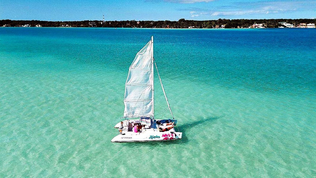 Velero fondeado sobre los bajos de arena de la laguna